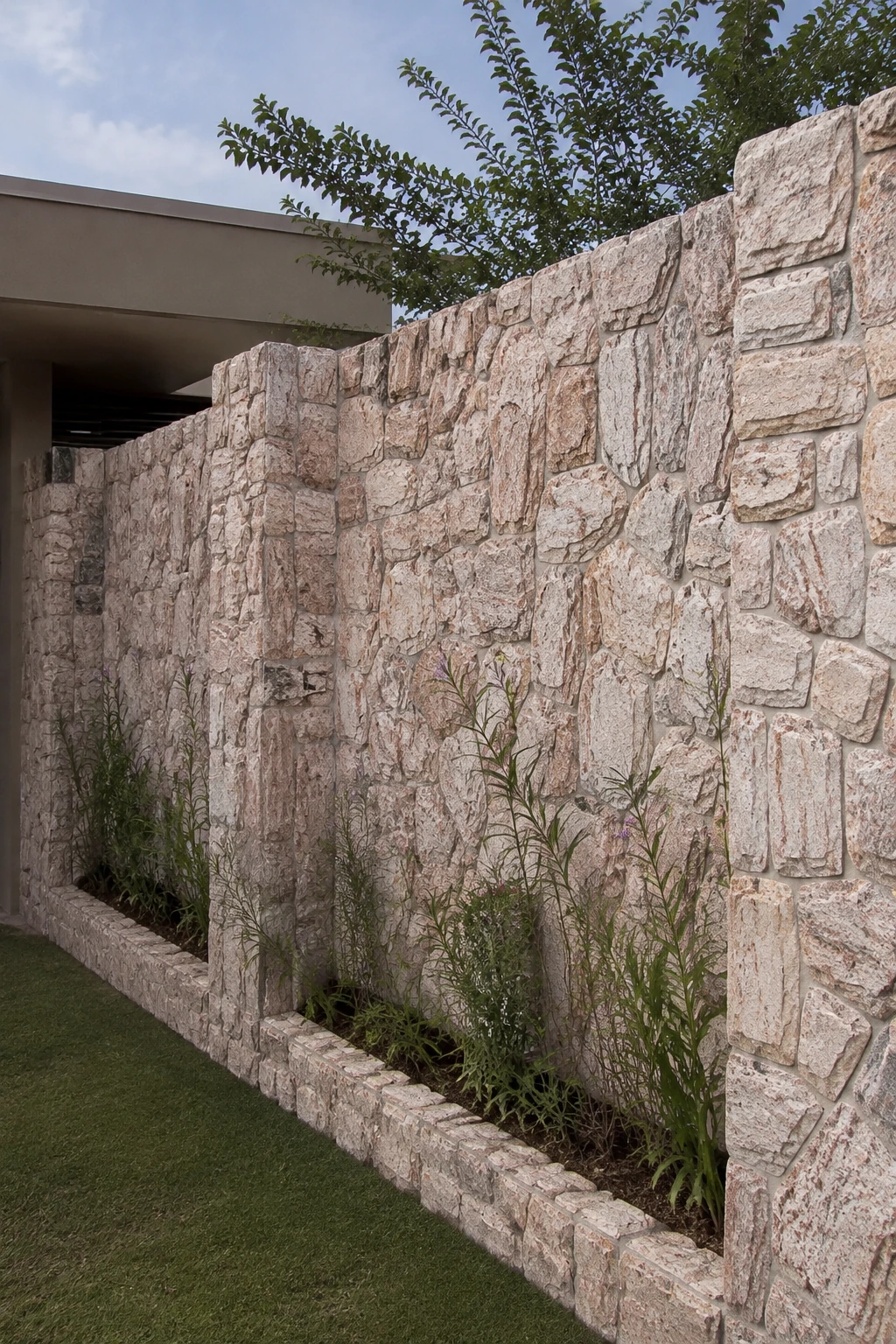 Aplicação ilustrativa de Pedra Madeira Rosa em muro residencial