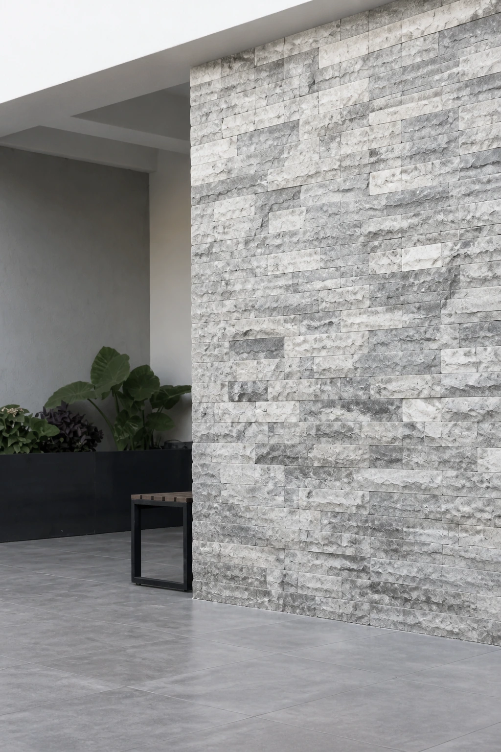 Aplicação ilustrativa de Rockface Silver em fachada contemporânea